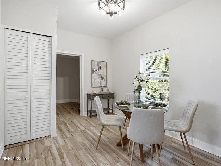 Jacksonville House: 2202 W 1st St