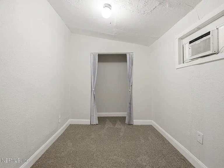Jacksonville House: 2202 W 1st St