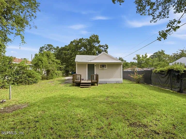 Jacksonville House: 2202 W 1st St