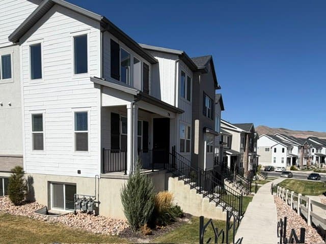 Saratoga Springs Townhome: 714 Danvers Dr.