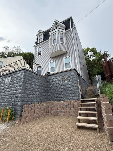 Pittsburgh House: 12 Joseph St