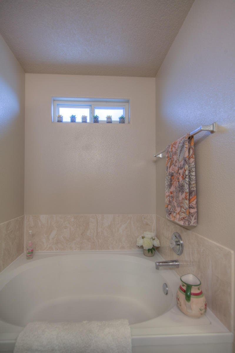 Albuquerque House: 5400 Monterey Cove Ave NW