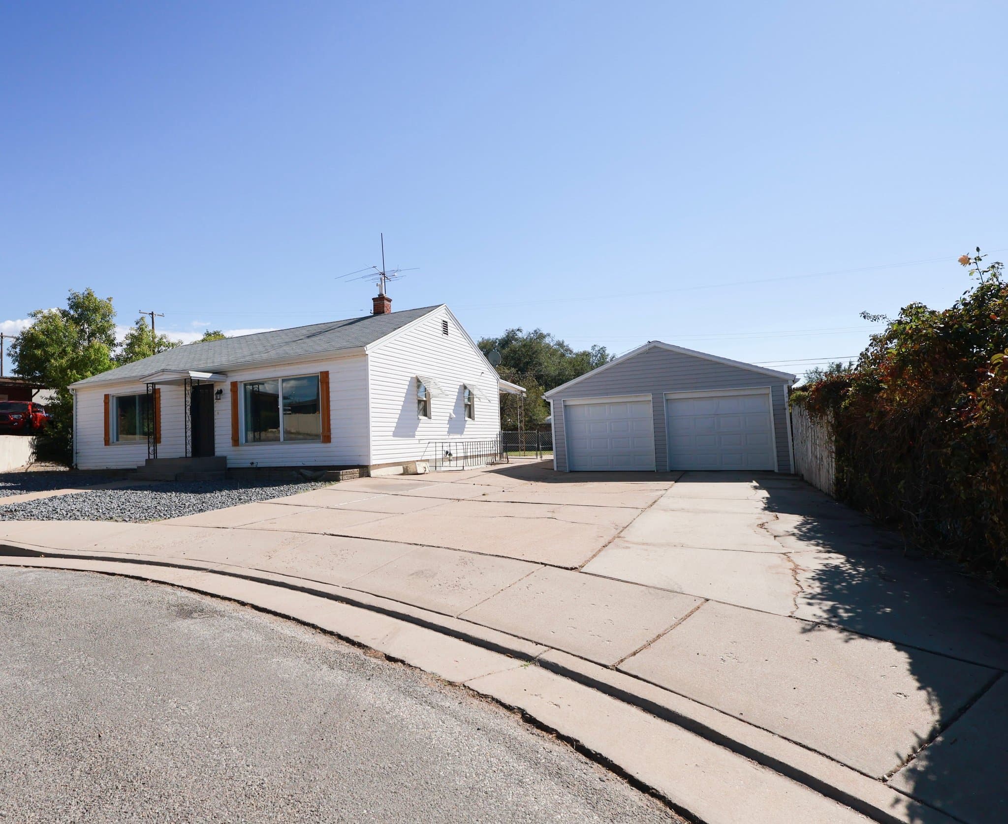 Clearfield House: 71 W 2200 N