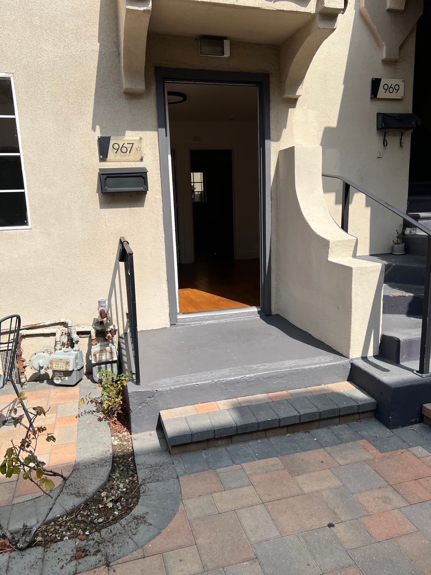 Los Angeles Townhome: 967 N Serrano Ave