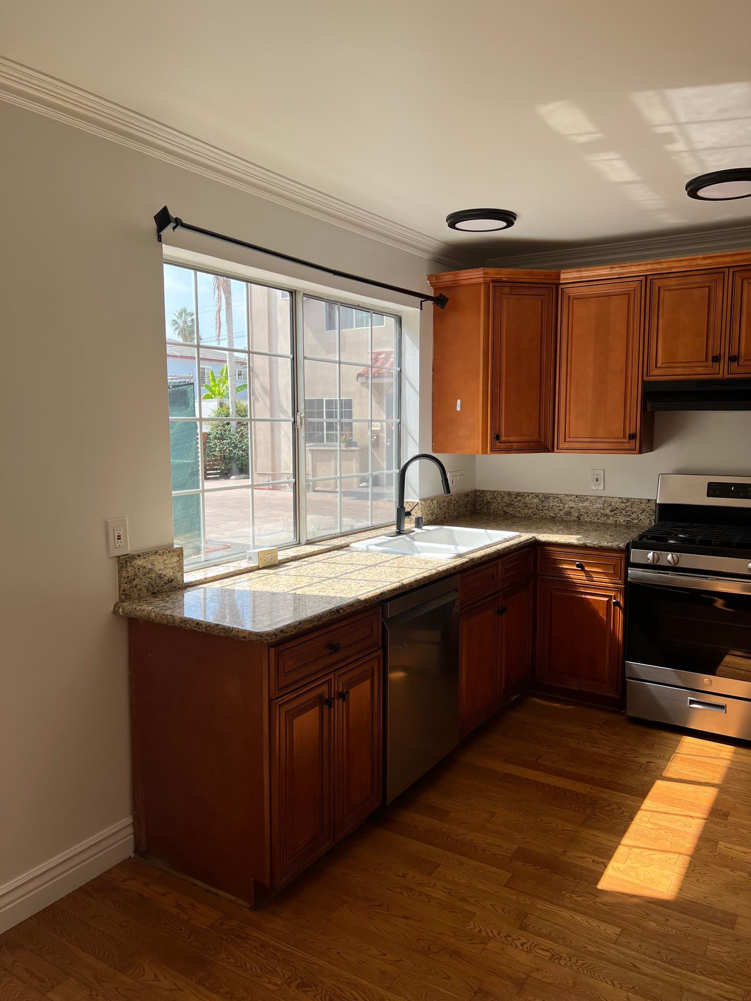 Los Angeles Townhome: 967 N Serrano Ave