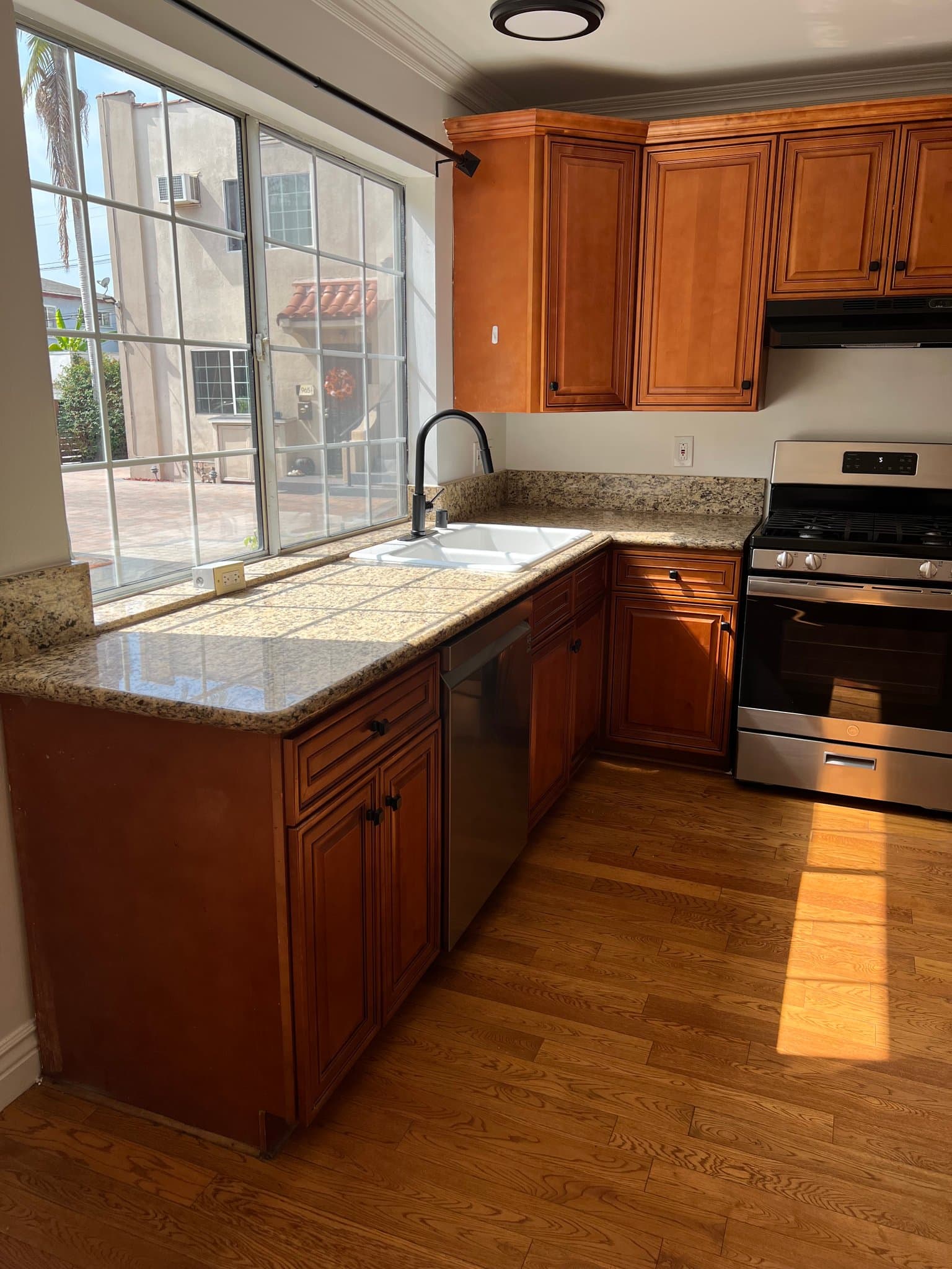 Los Angeles Townhome: 967 N Serrano Ave