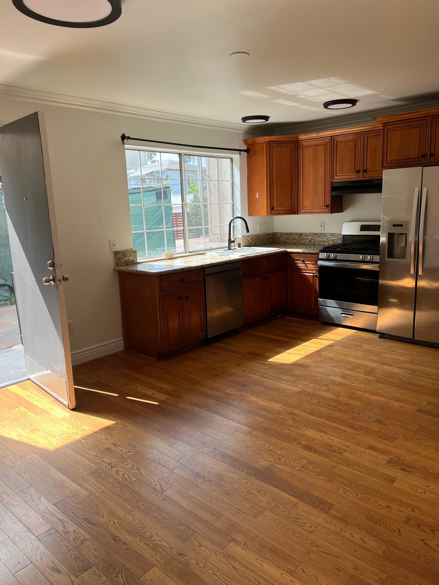 Los Angeles Townhome: 967 N Serrano Ave