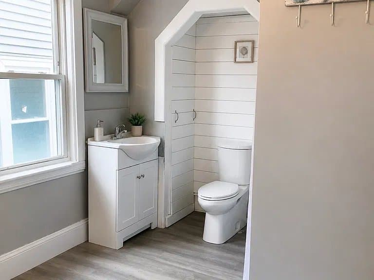 Hull Single Room: 802 Nantasket Ave