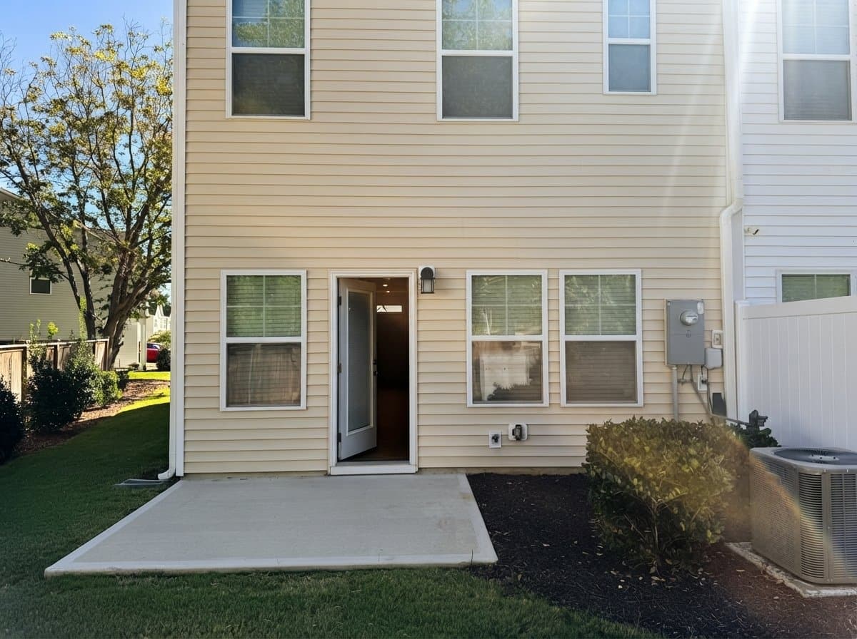 Smithfield Townhome: 137 Peebles Dr