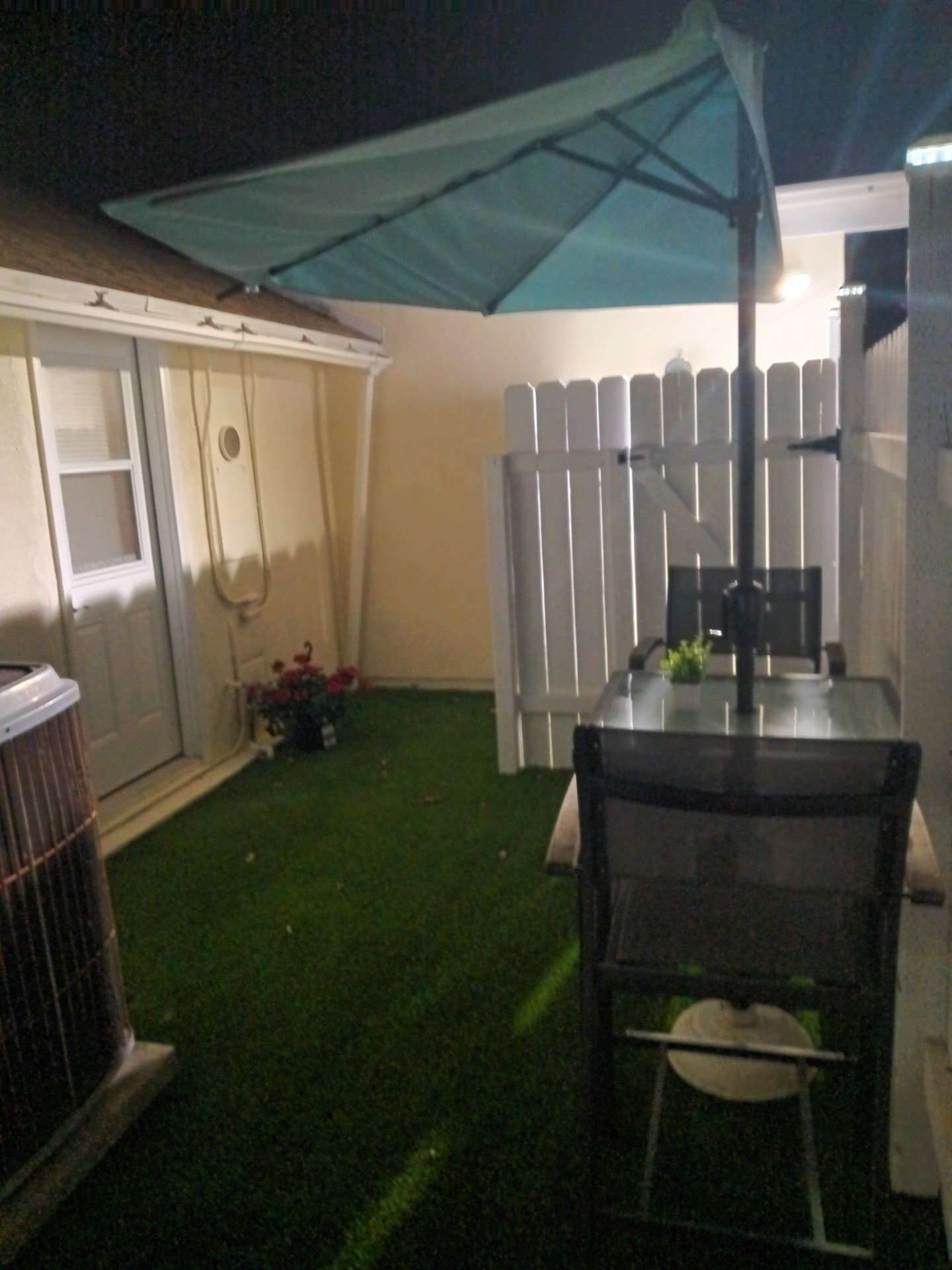 Lake Balboa Single Room: 7248 Shoshone Ave