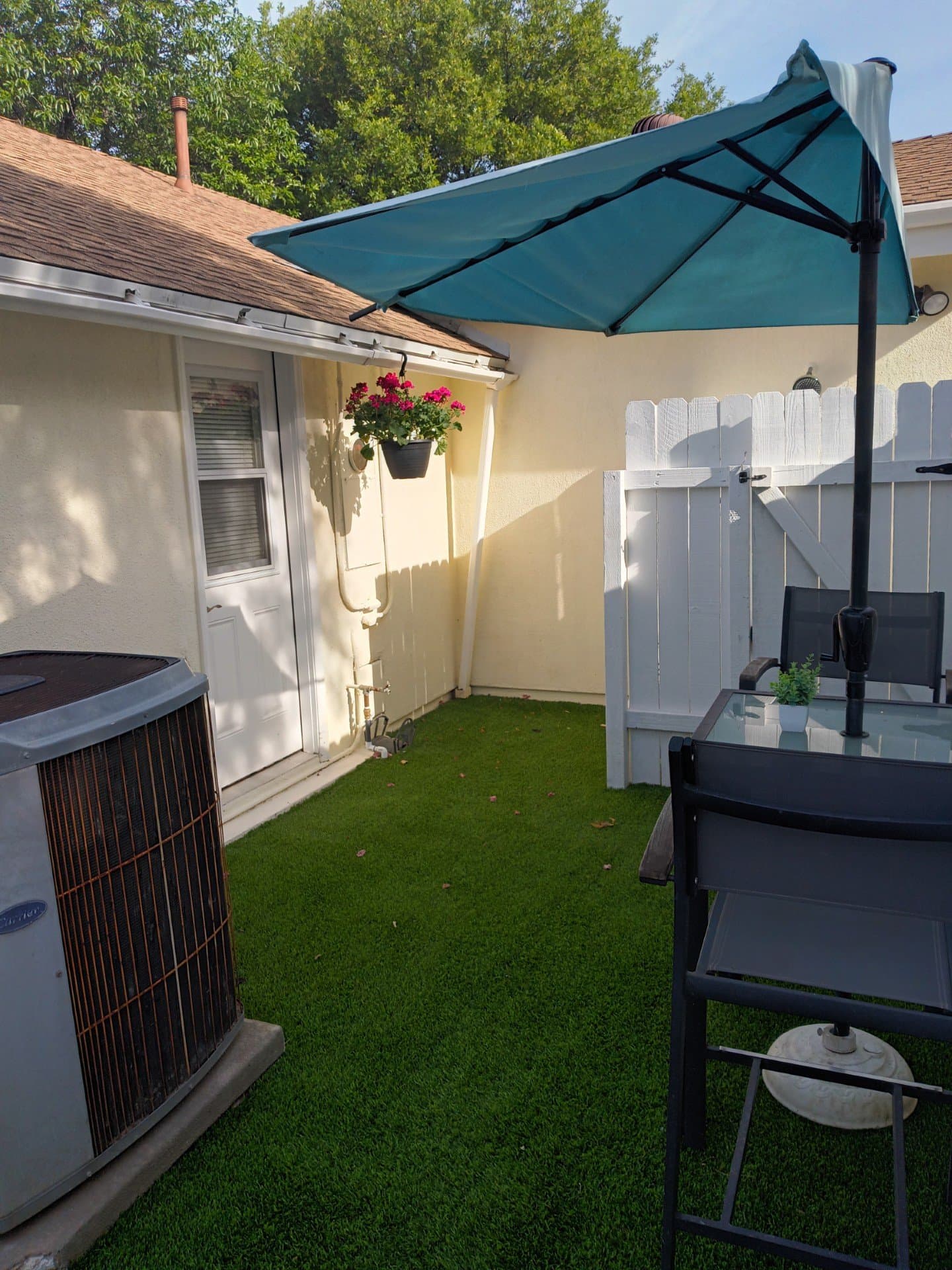 Lake Balboa Single Room: 7248 Shoshone Ave