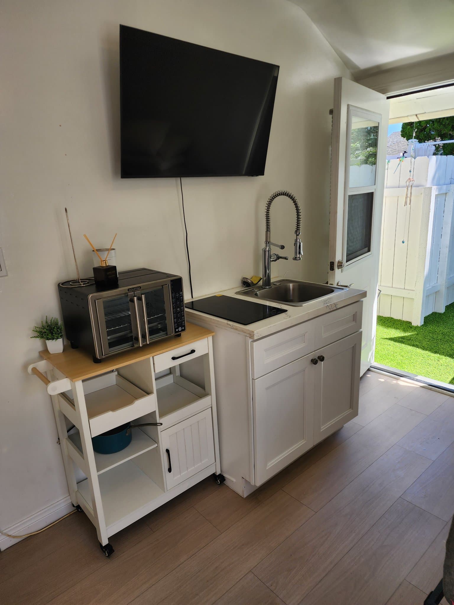 Lake Balboa Single Room: 7248 Shoshone Ave