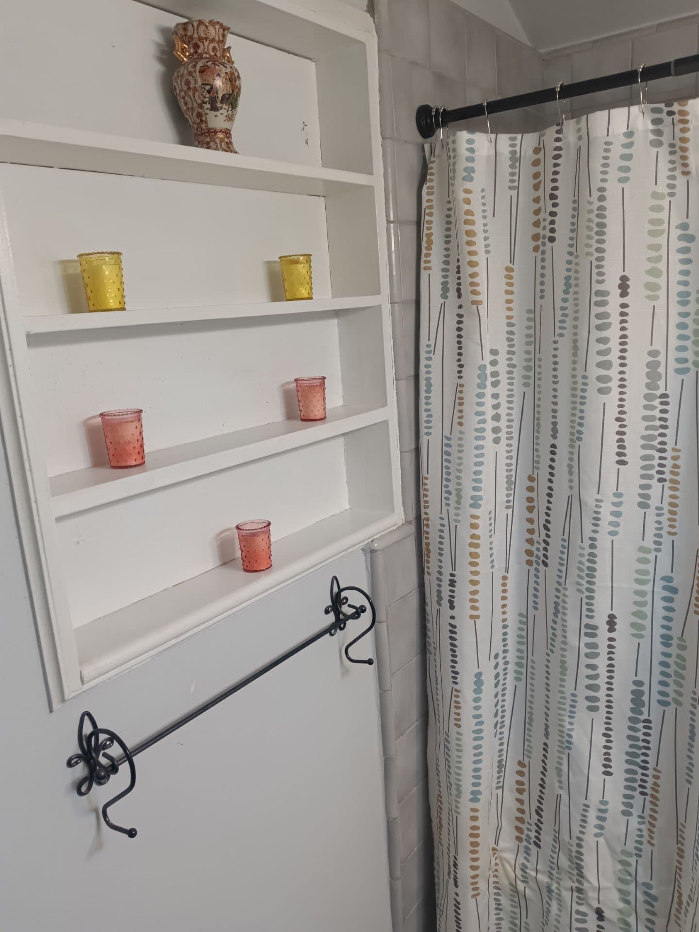 Lake Balboa Single Room: 7248 Shoshone Ave