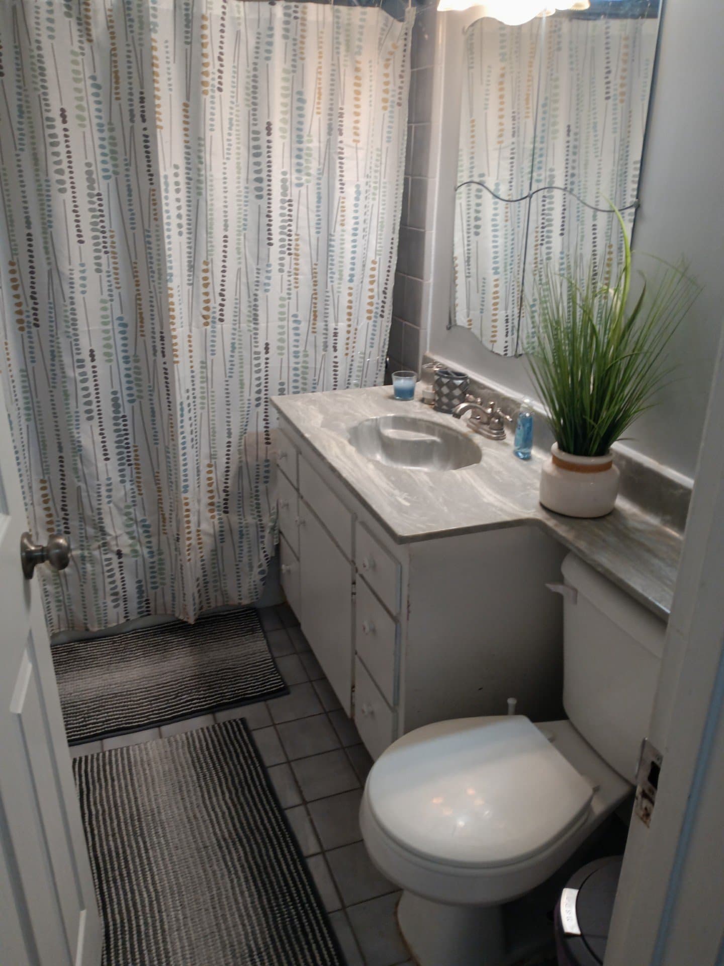 Lake Balboa Single Room: 7248 Shoshone Ave