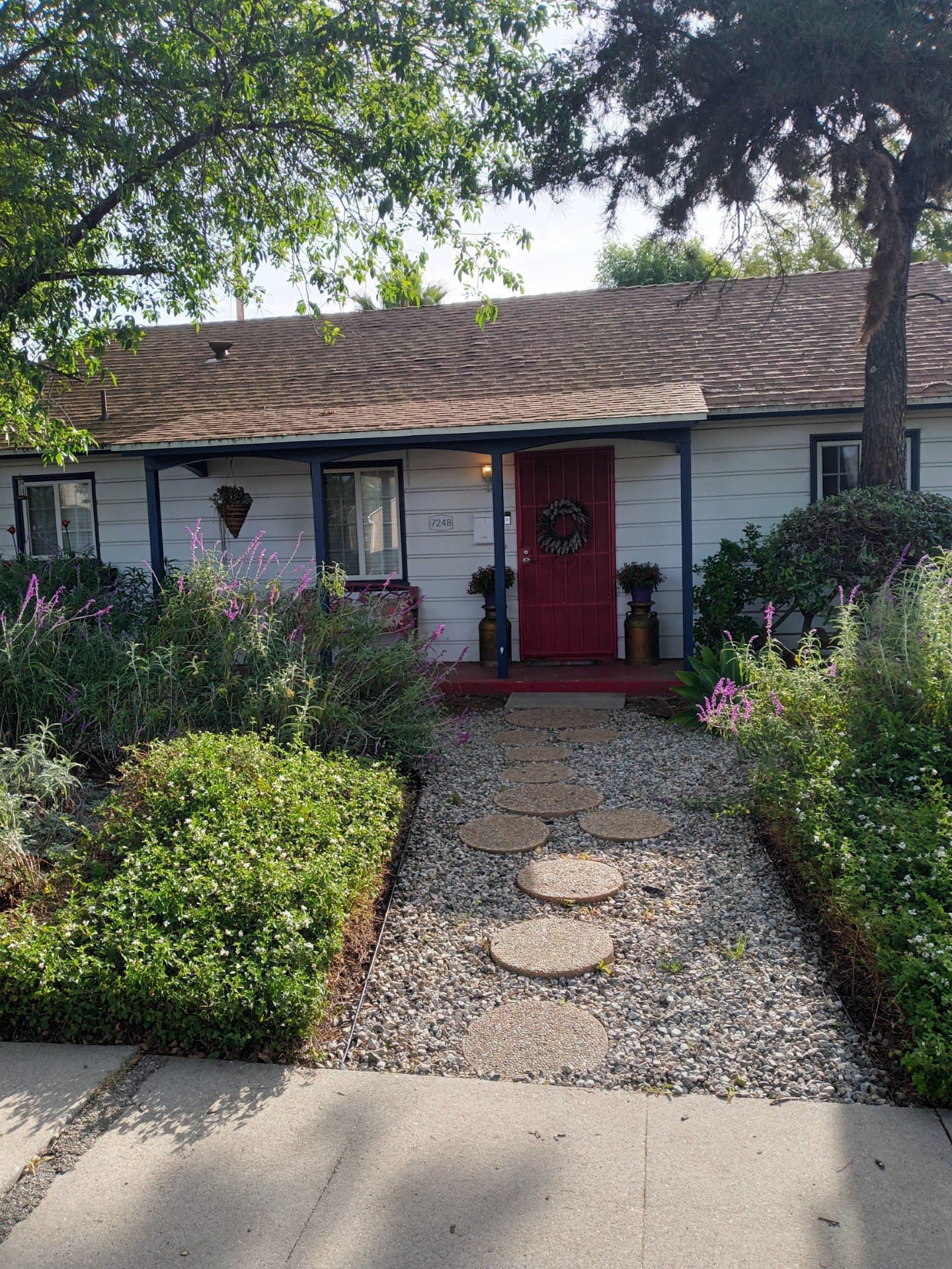 Lake Balboa Single Room: 7248 Shoshone Ave