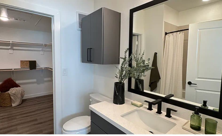 Saginaw Apartment: 701 Saginaw Square Blvd