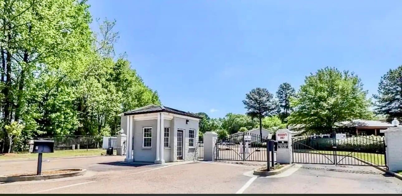 Oxford Condo: 1802 Jackson Ave W
