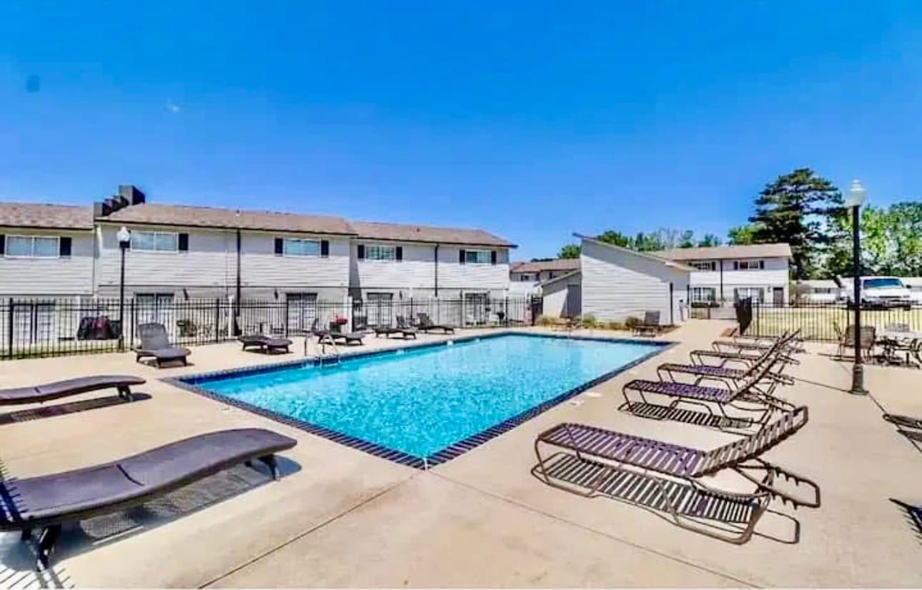 Oxford Condo: 1802 Jackson Ave W