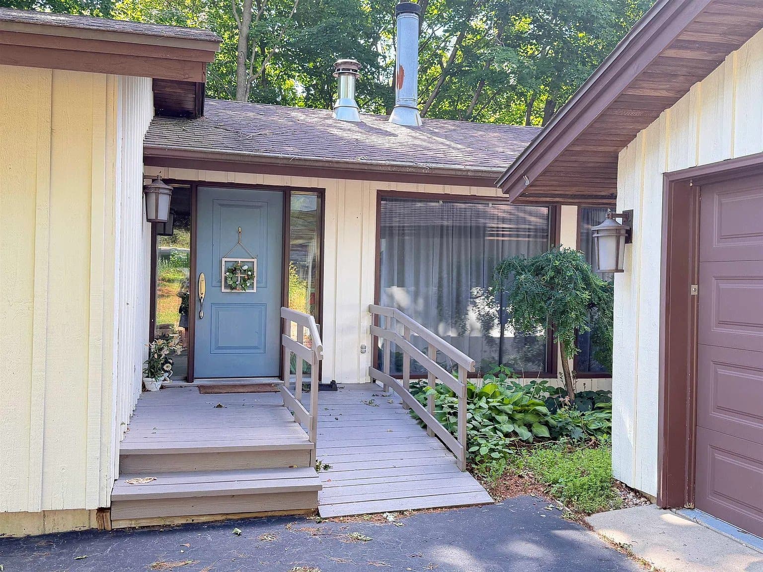 La Valle House: E2672 Remington Dr