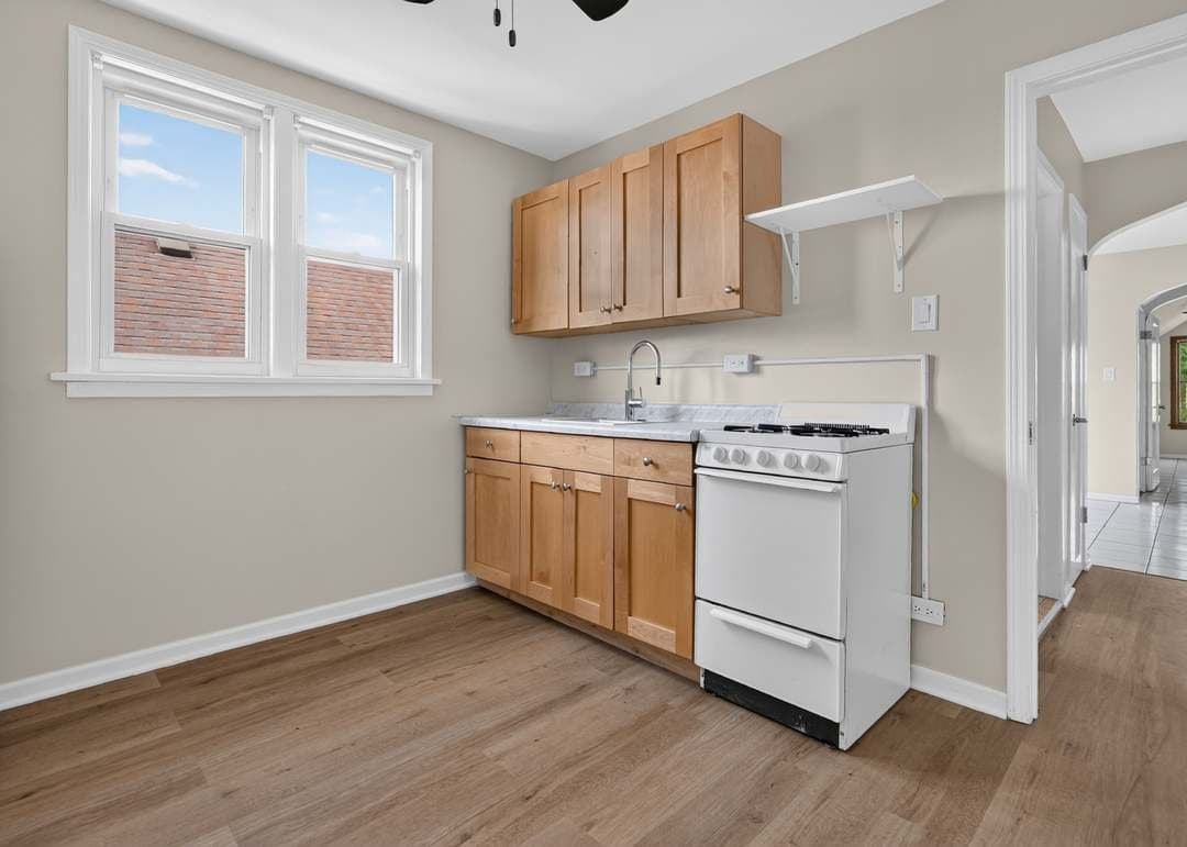 Chicago Apartment: 5107 West Berenice Avenue