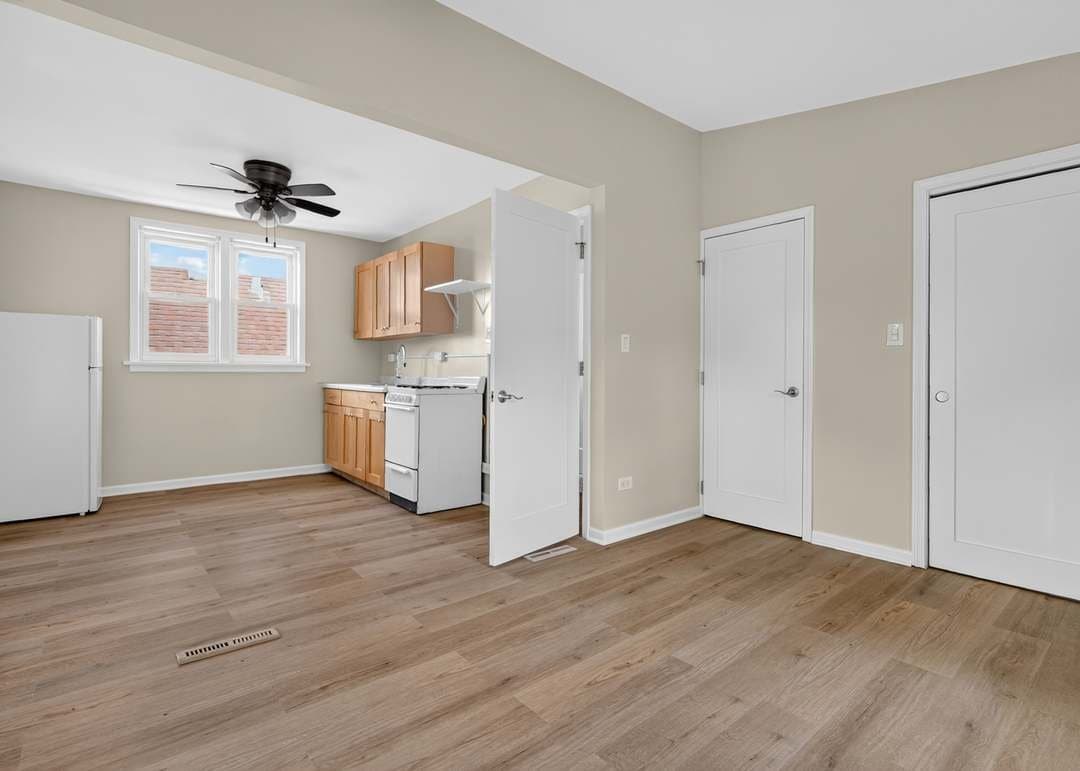 Chicago Apartment: 5107 West Berenice Avenue