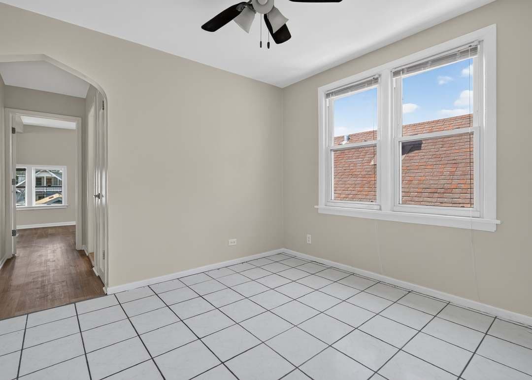 Chicago Apartment: 5107 West Berenice Avenue