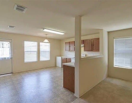 Arlington House: 7419 Lake Front Trl