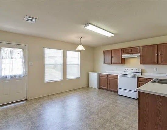 Arlington House: 7419 Lake Front Trl