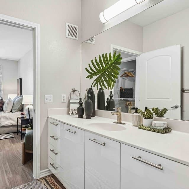 Dallas Apartment: 3850 W Northwest Hwy