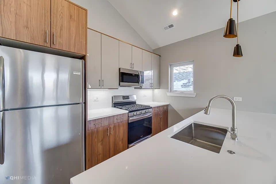 Chicago Apartment: 1734 West Cullerton Street #2 Chicago, IL 60608