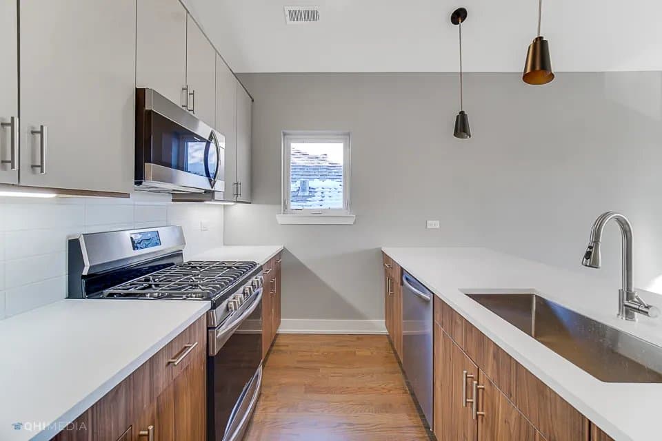 Chicago Apartment: 1734 West Cullerton Street #2 Chicago, IL 60608