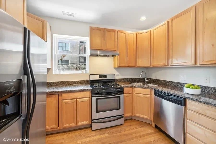 Chicago Apartment: 1741 West Catalpa Avenue #2 Chicago, IL 60640