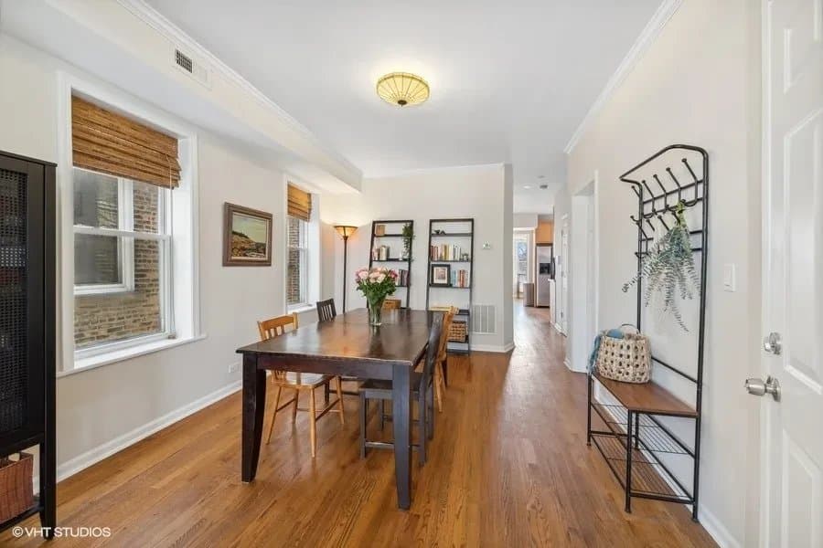 Chicago Apartment: 1741 West Catalpa Avenue #2 Chicago, IL 60640
