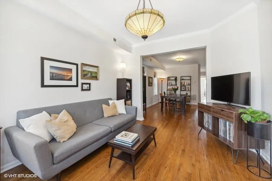 Chicago Apartment: 1741 West Catalpa Avenue #2 Chicago, IL 60640