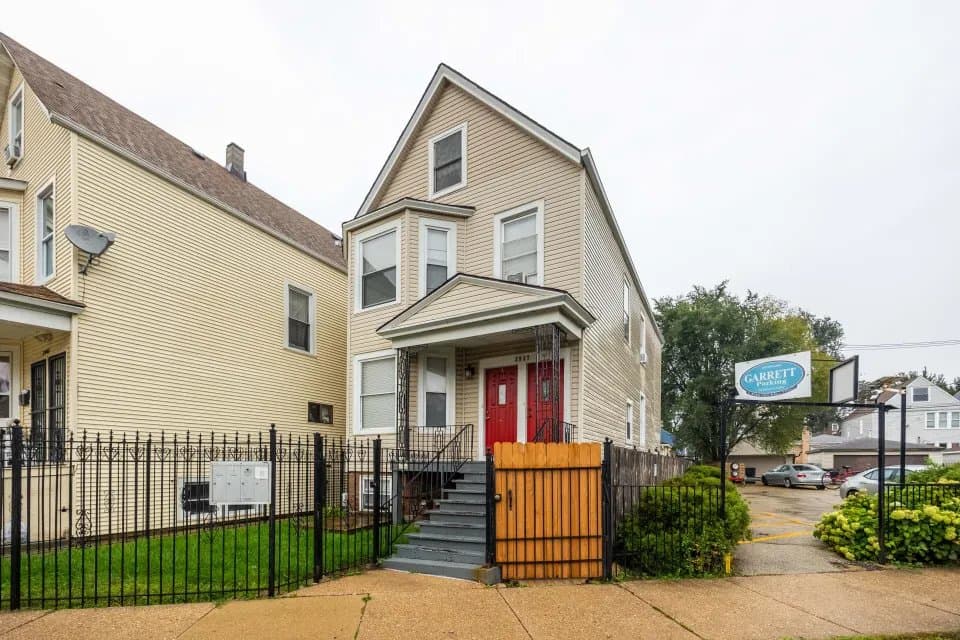 Chicago Apartment: 2937 North Kimball Avenue #1 Chicago, IL 60618