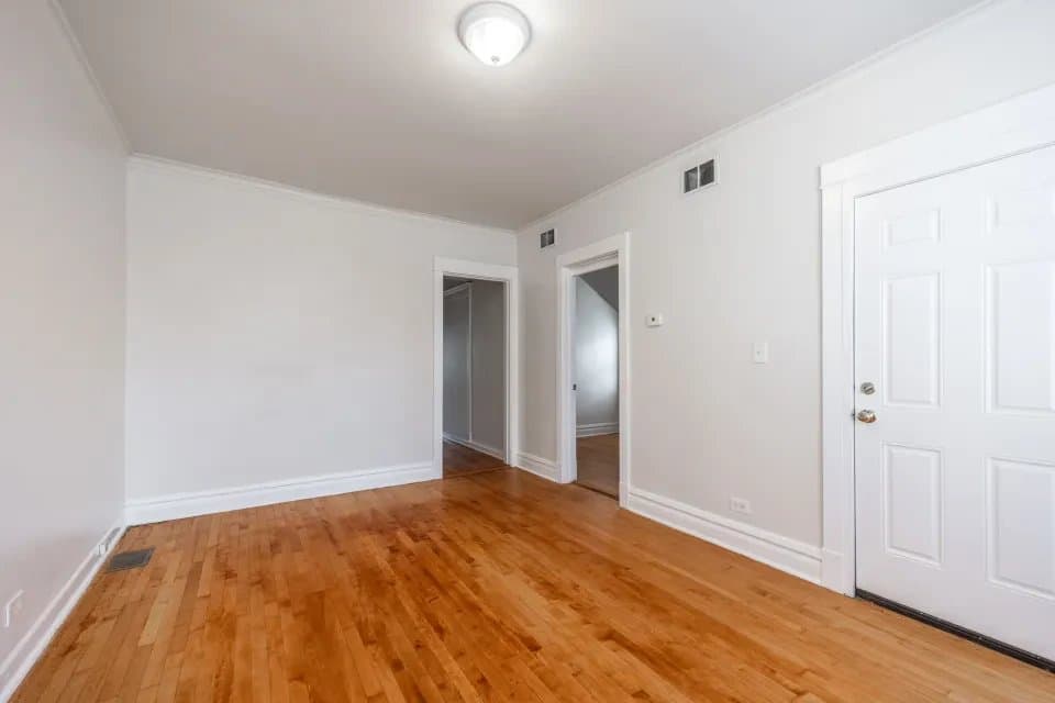 Chicago Apartment: 2937 North Kimball Avenue #1 Chicago, IL 60618