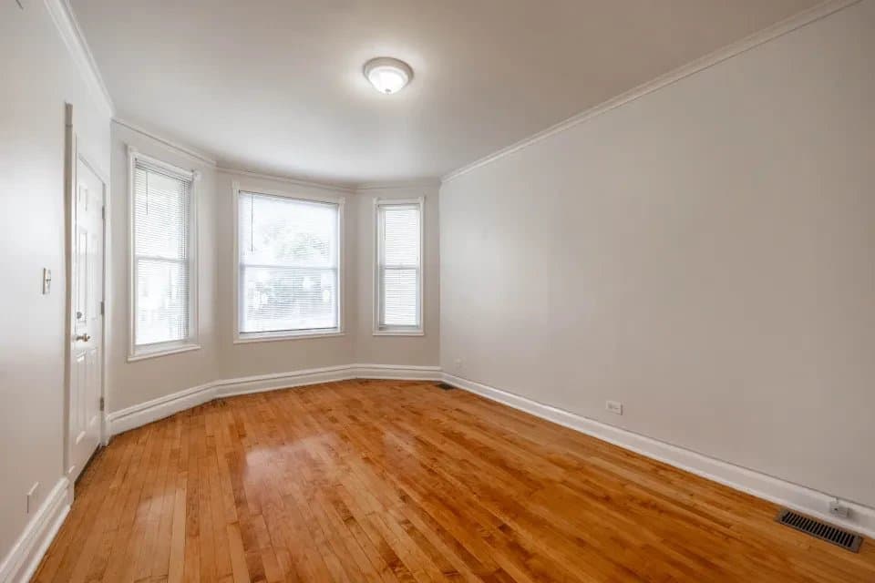 Chicago Apartment: 2937 North Kimball Avenue #1 Chicago, IL 60618