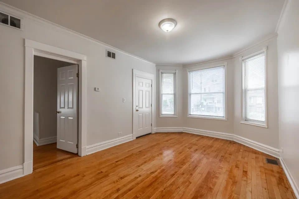 Chicago Apartment: 2937 North Kimball Avenue #1 Chicago, IL 60618