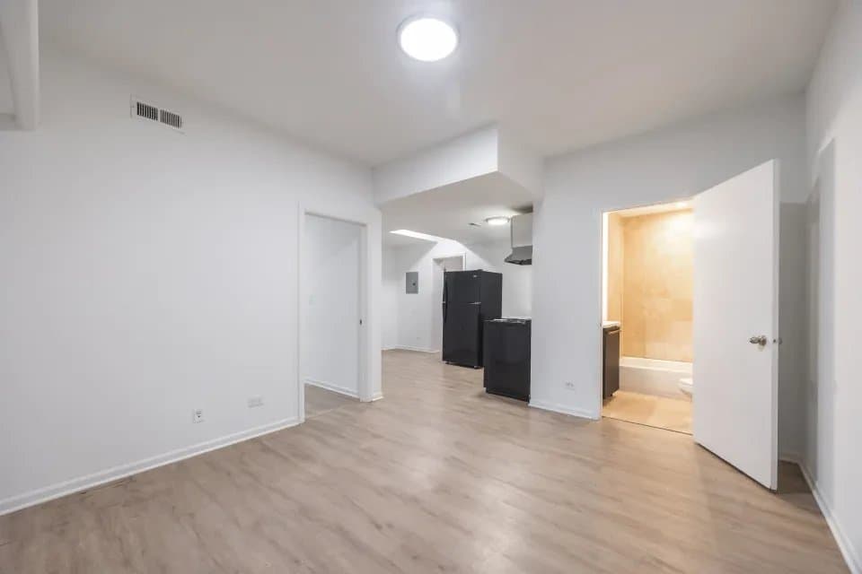 Chicago Apartment: 5054 North Winthrop Avenue #101 Chicago, IL 60640
