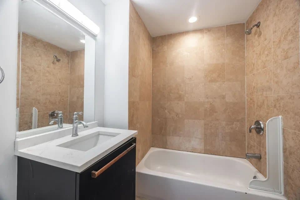 Chicago Apartment: 5054 North Winthrop Avenue #101 Chicago, IL 60640