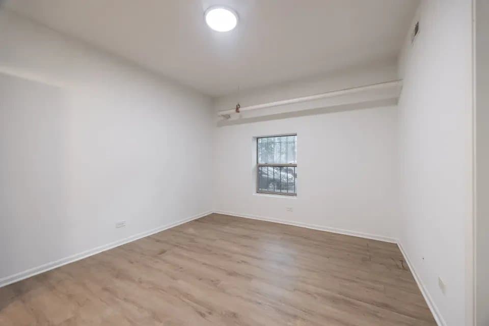 Chicago Apartment: 5054 North Winthrop Avenue #101 Chicago, IL 60640