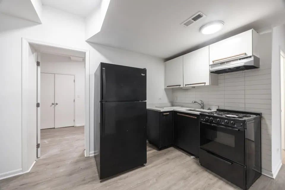 Chicago Apartment: 5054 North Winthrop Avenue #101 Chicago, IL 60640