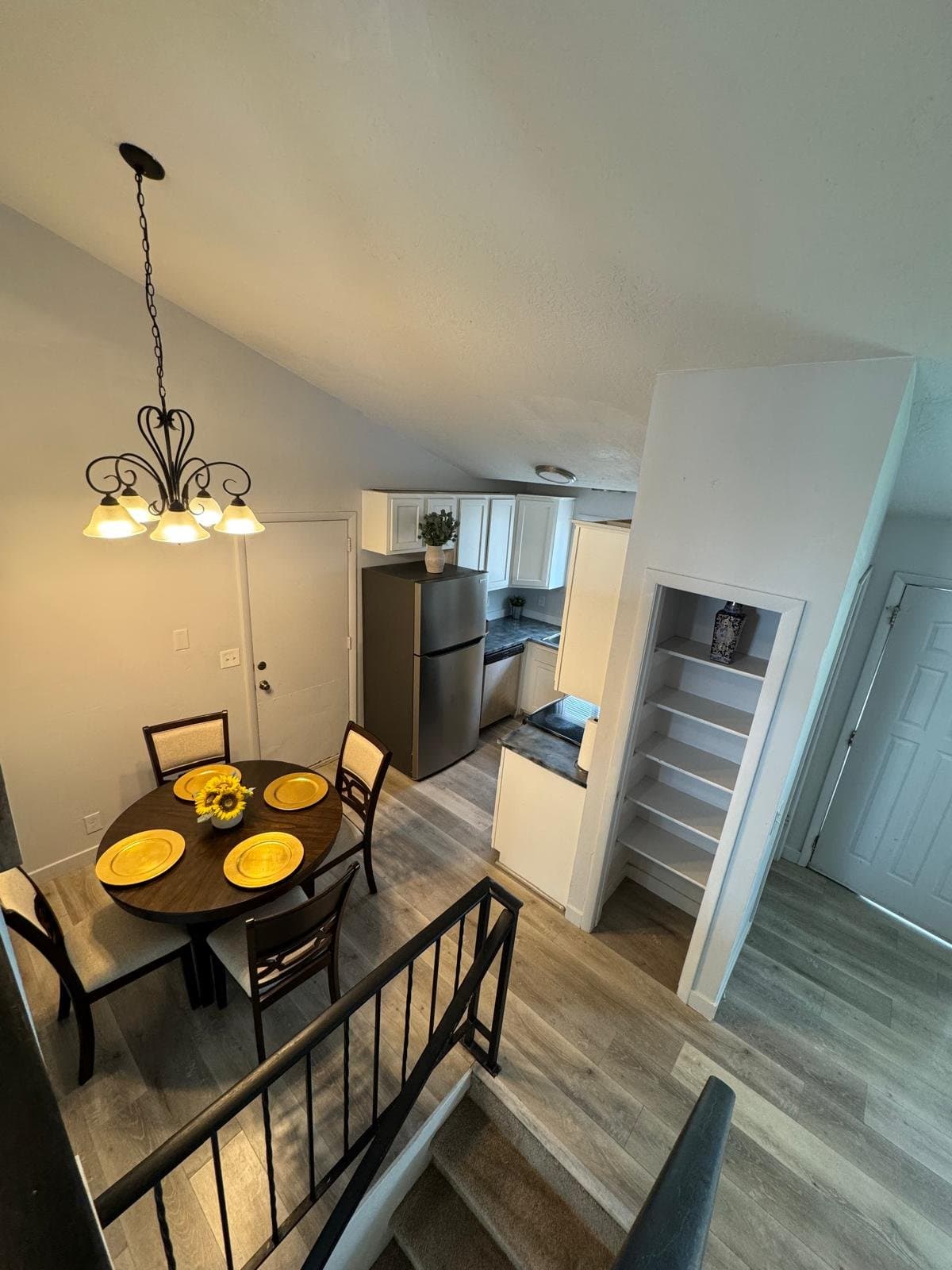 Magna House: 2650 S Melville Dr
