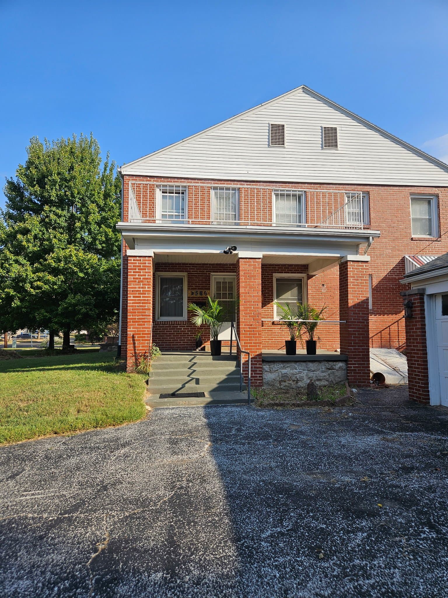 Springfield House: 1530 N Summit Ave