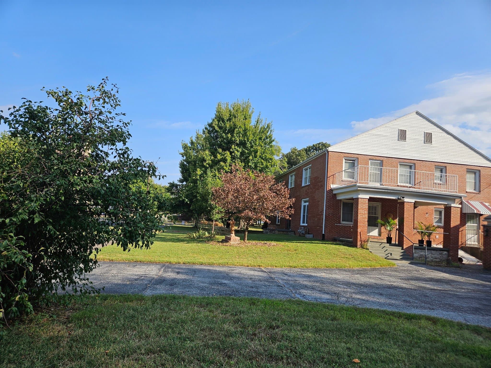 Springfield House: 1530 N Summit Ave