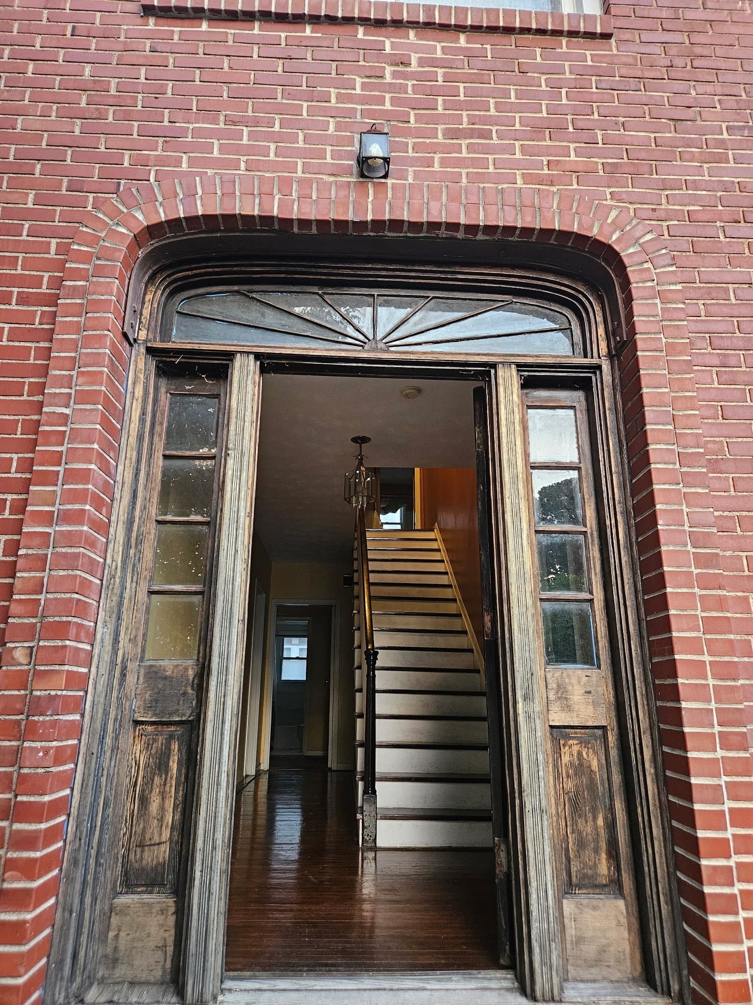 Springfield House: 1530 N Summit Ave