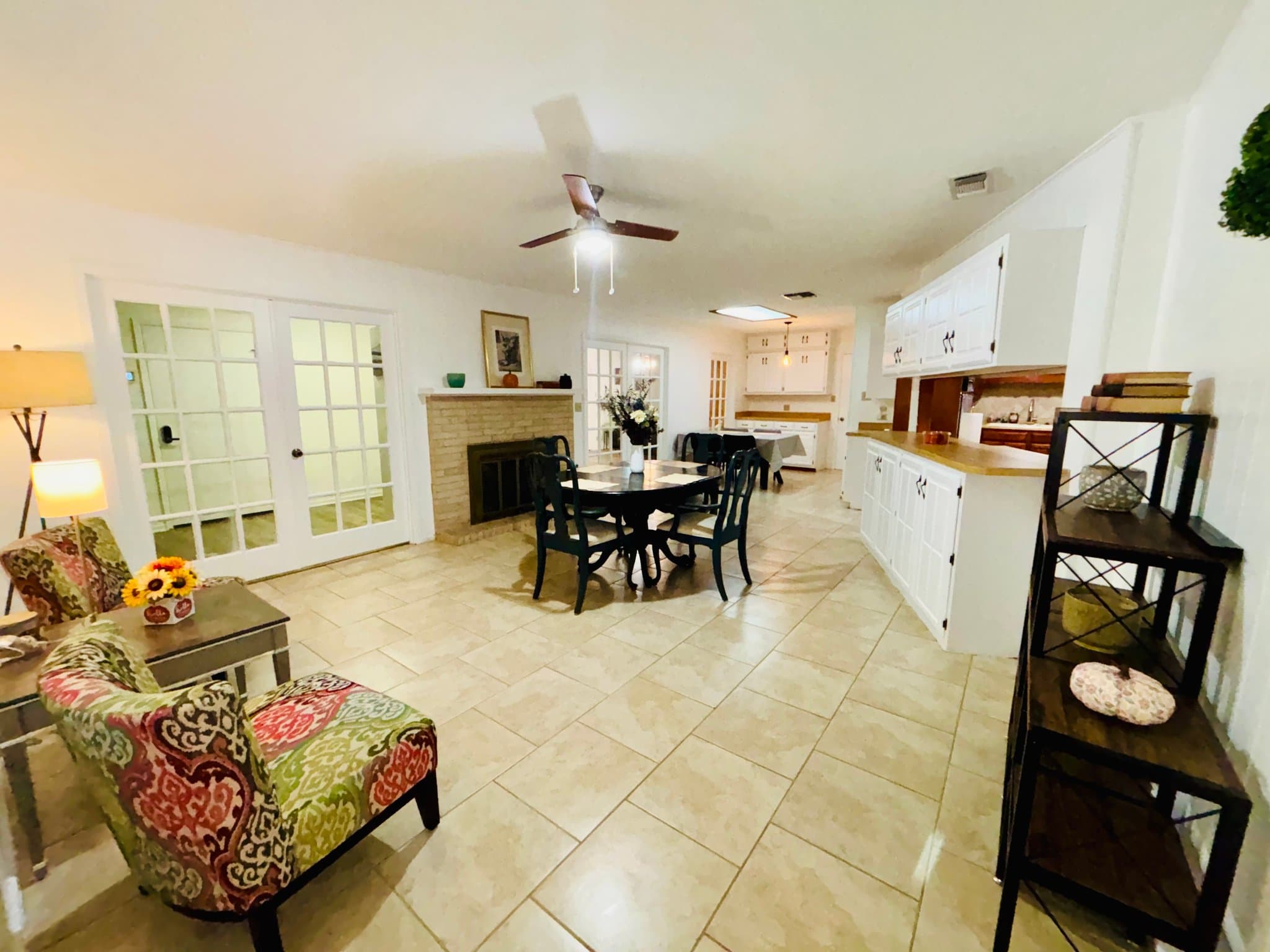 San Antonio Single Room: 5618 Sir Gareth Dr.