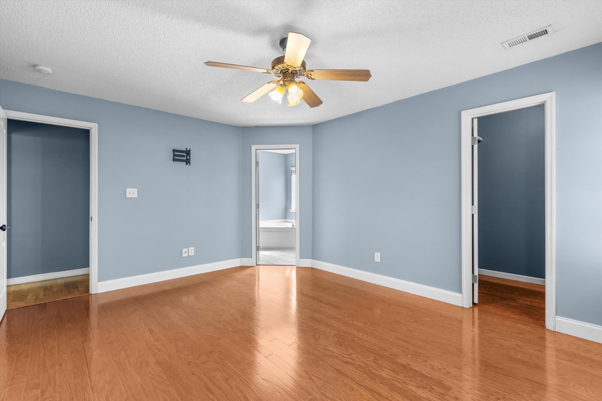 Madison House: 143 Potters Wheel NW