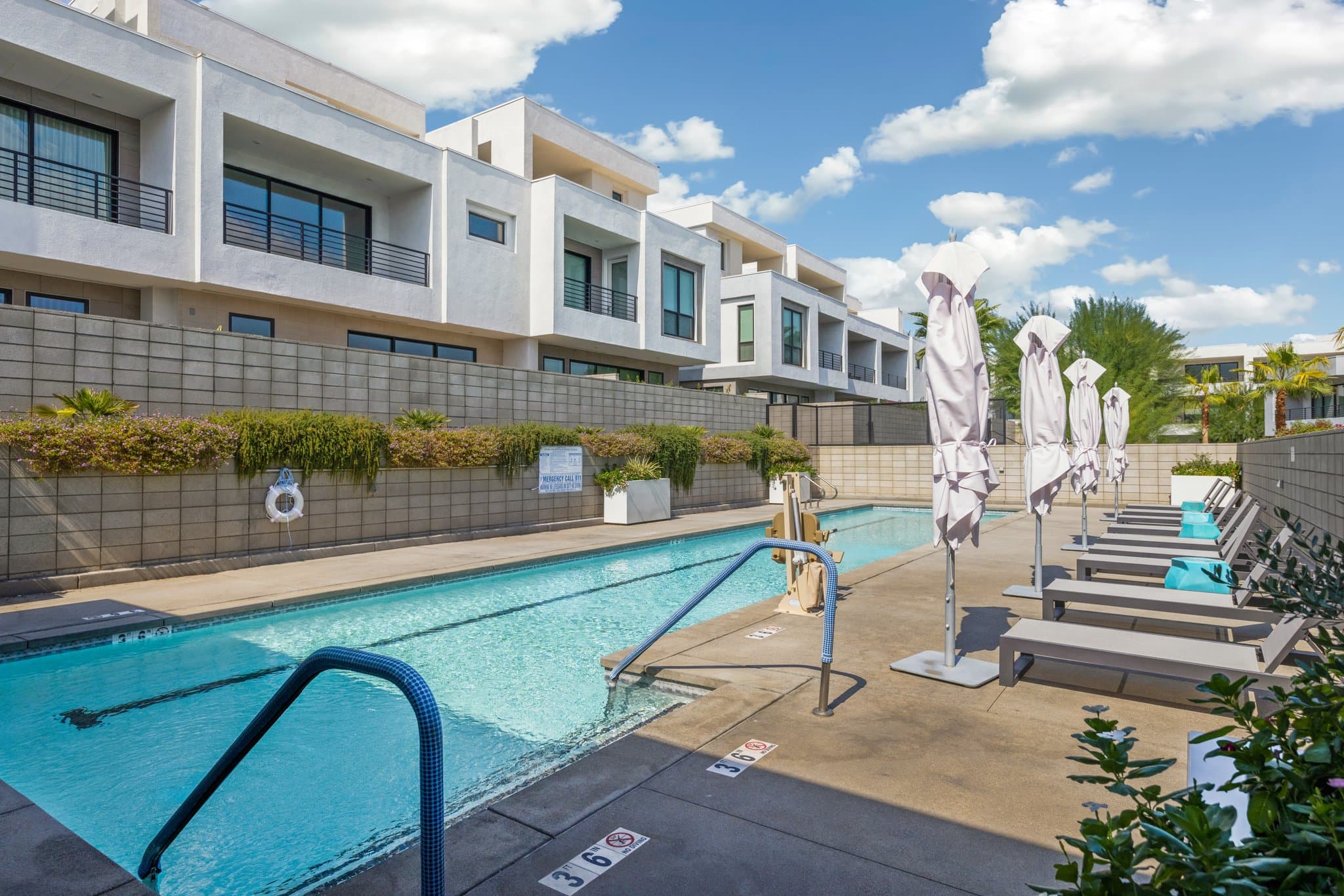 Palm Springs Condo: 377 Huddle Springs Way