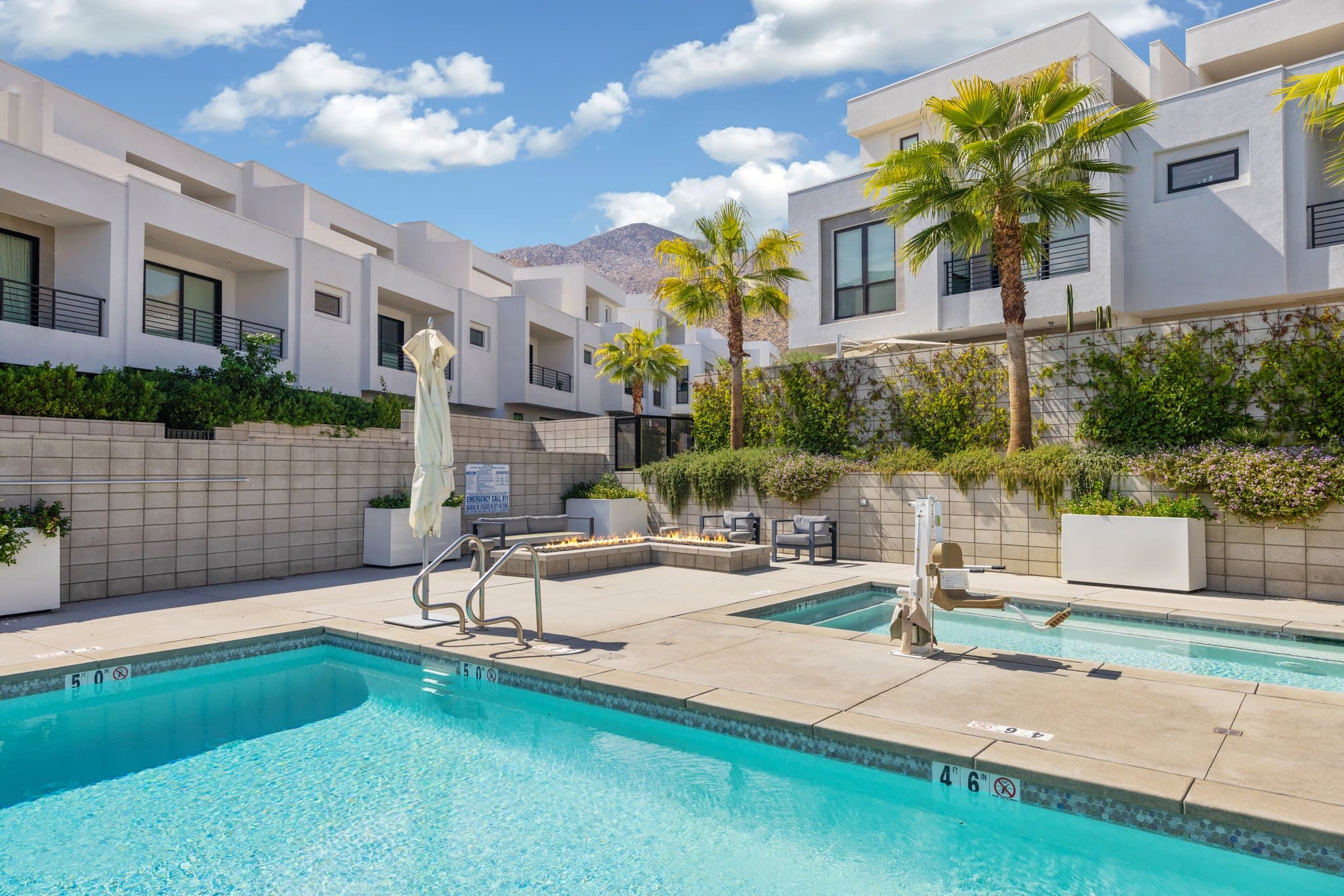 Palm Springs Condo: 377 Huddle Springs Way